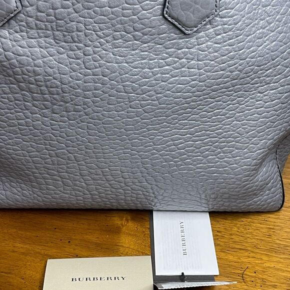 NWT/Burberry gray Leather Tote Bag
Vintage designer shoulder/tote handbag - Picture 6 of 13